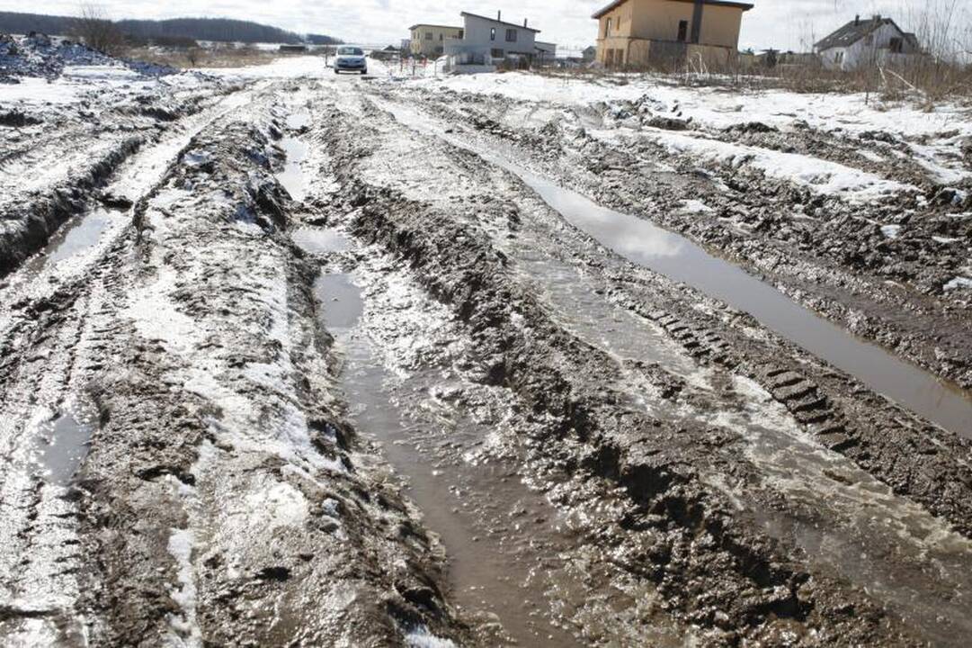 Jakuose   įsikūrusius žmones įkalino purve (foto)