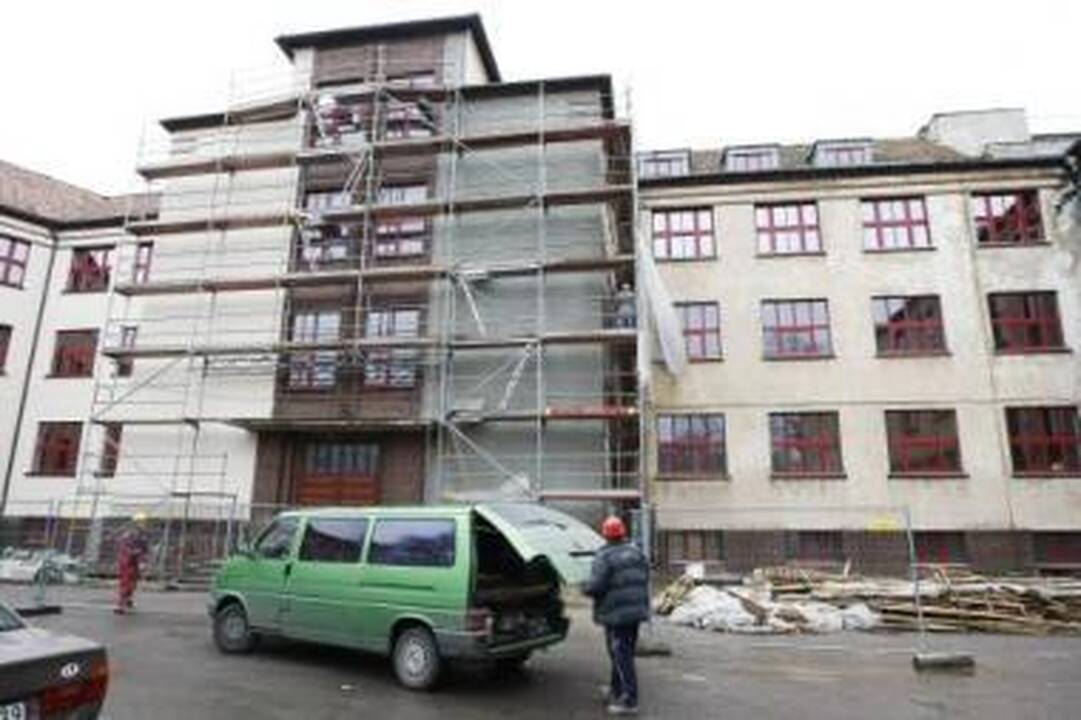 Tąsa: renovacijos darbai gimnazijoje tęsiasi, tačiau pamokoms jie netrukdo.