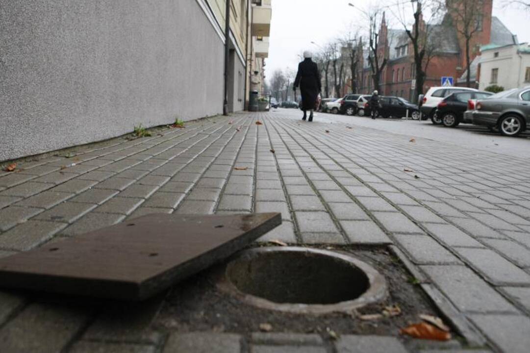 Po savivaldybės langais –   vilkduobė   