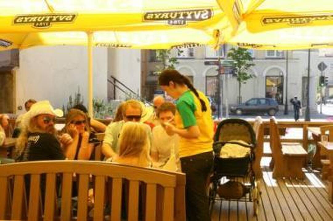 Reidas: darbo inspektoriai pajūryje tikrina, ar kavinėse padavėjais įdarbinti jaunuoliai nėra išnaudojami.