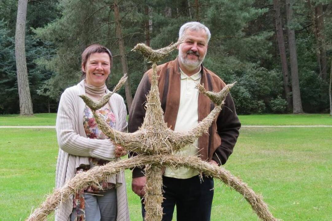 Rekordininkų    Maironis –     iš šiaudų