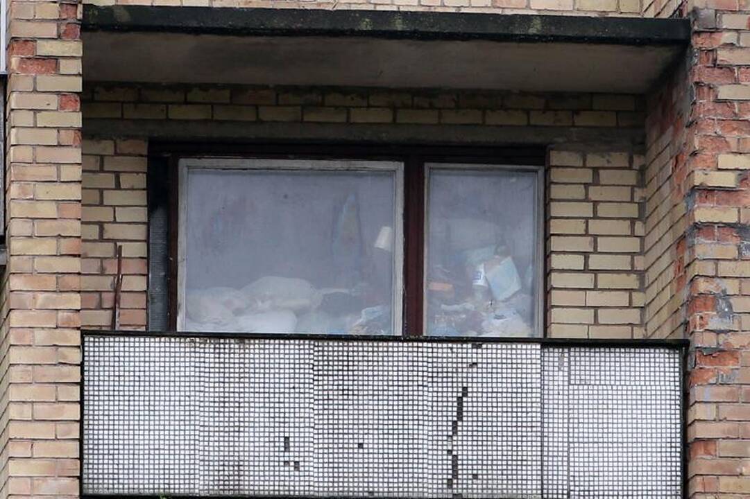 Senjorė butą laidoja šiukšlėse, kaimynai – bejėgiai