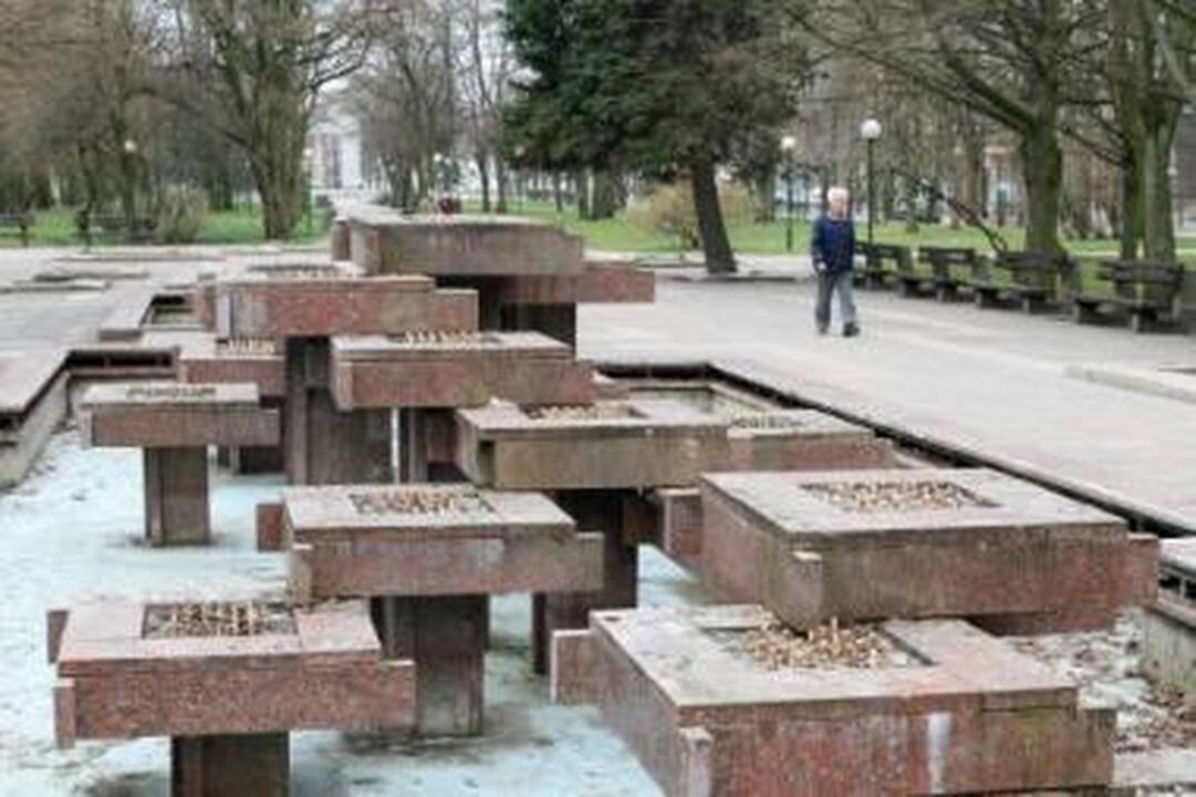 Žaismingi: skulptūra su vandens indą laikančiais ruoniais jau atgijo.