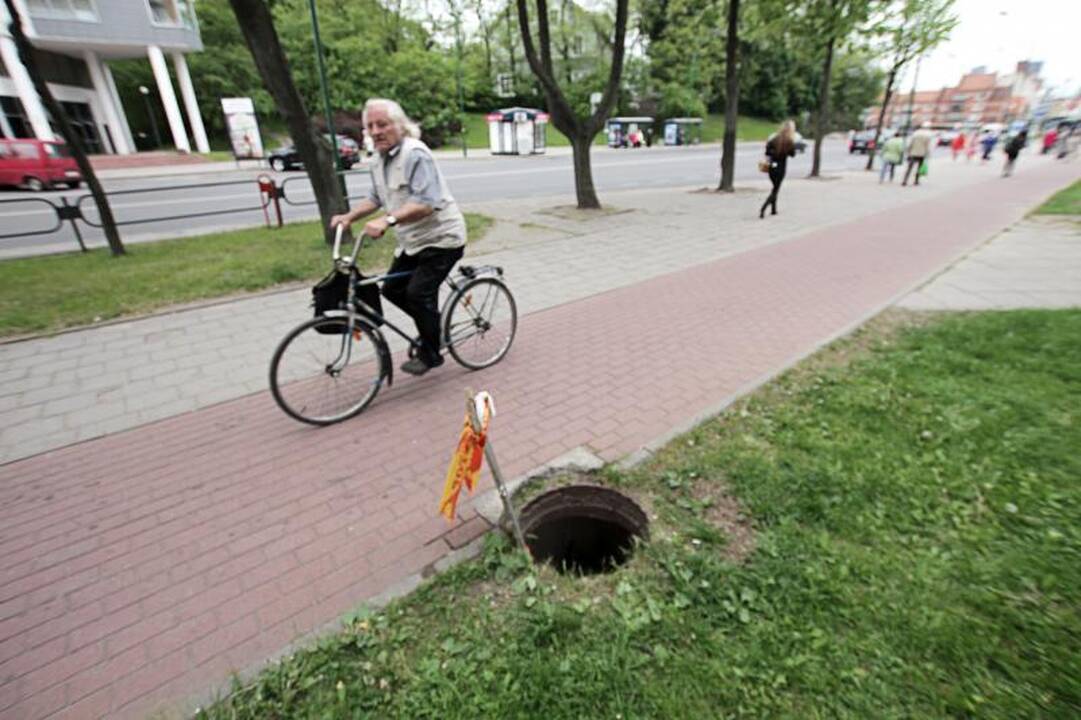 Jau dingsta ir plastikinės kanalizacijos šulinių grotelės