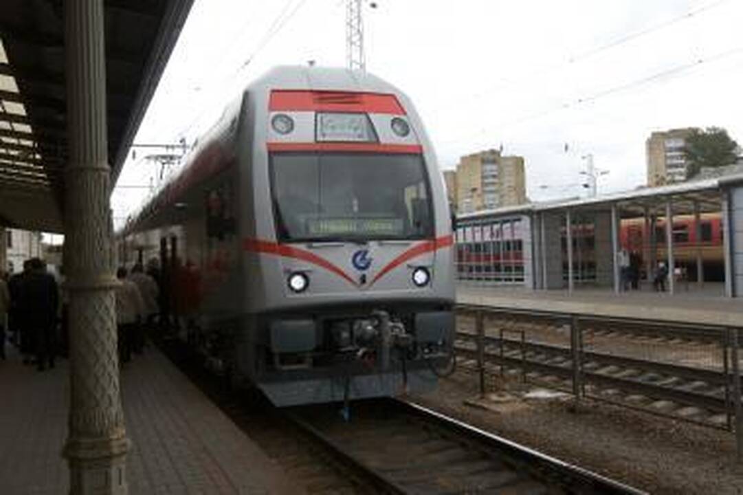 Dviaukštis traukinys laukia starto