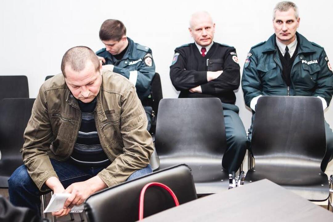 Prienų policijoje ginklai mėtosi bet kur