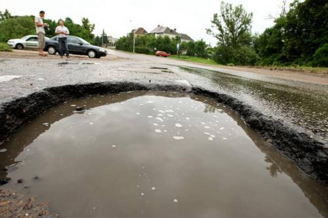 Rokuose – gatvių   duobių prakeiksmas   
