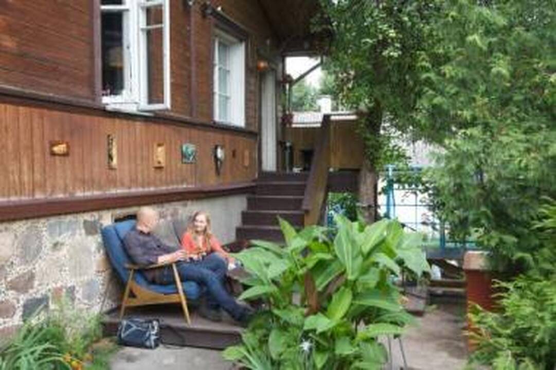 Užsimaskavo: skubomis eidamas pro šalį gali nė nepastebėti, kad mediniame name yra restoranas.