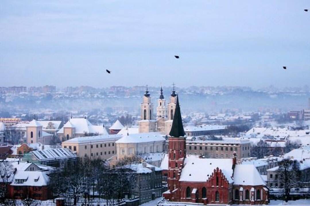 Netikėta: sniego kasimą nuo stogų kauniečiai prisiminė prieš metus, kai miestas buvo užverstas pusnimis.