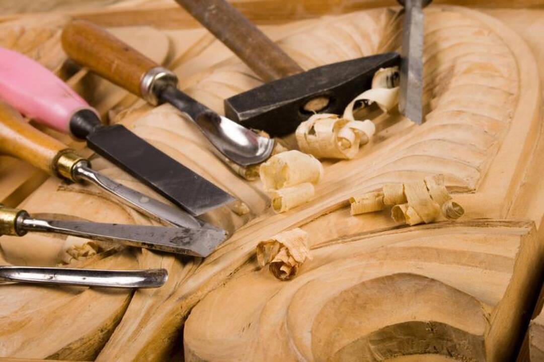 Medžio skulptūros stiebiasi į dangų