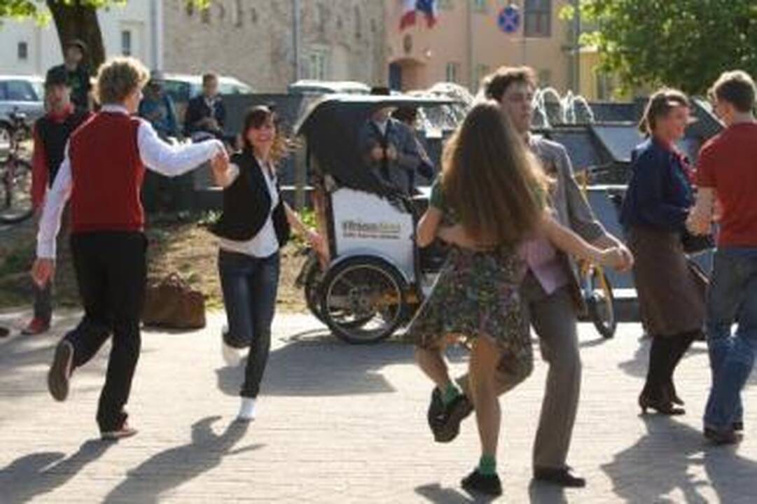 Šokiai: svaigi svingo muzika sutraukė po senamiestį šlitinėjusius vilniečius.