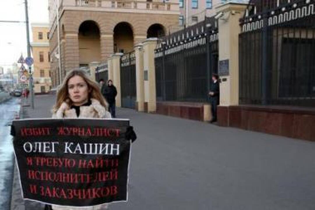Pasipiktinimas: visuomenė reikalauja surasti O.Kašino užpuolikus, bet praktika rodo, kad išpuoliai prieš žurnalistus Rusijos teisėsaugai yra neįkandami.