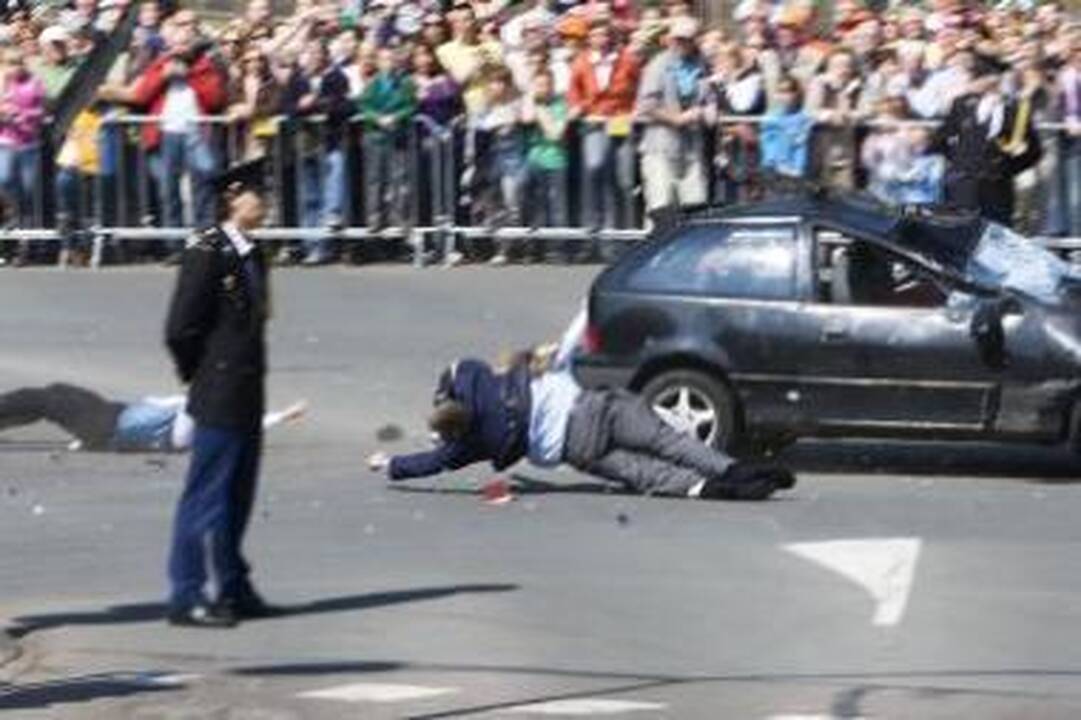 Tragedija: išvertęs policijos pastatytą užtvarą, už kurios penkiomis ar šešiomis eilėmis stovėjo žmonės, automobilis griovė juos, kai kurie nuo smūgio išlėkė į orą.