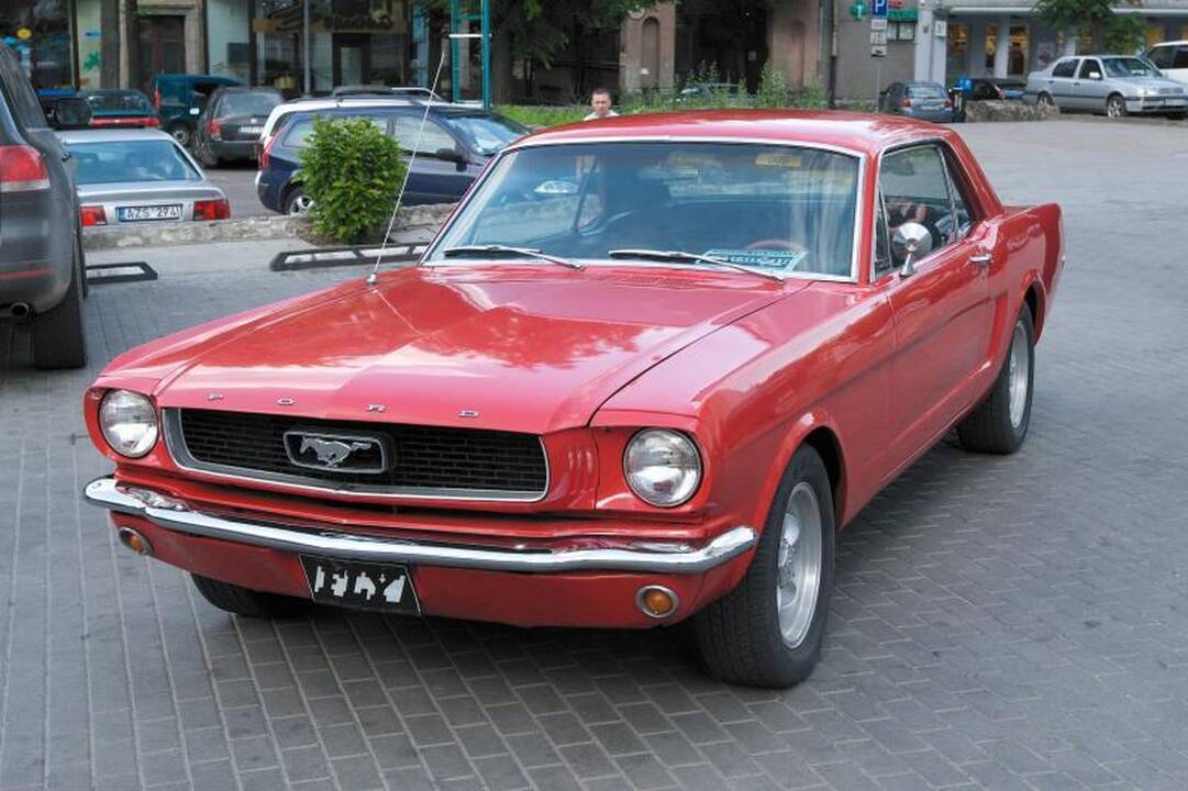 Automobilių ženklai: kodėl Mustangas bėga iš dešinės į kairę?