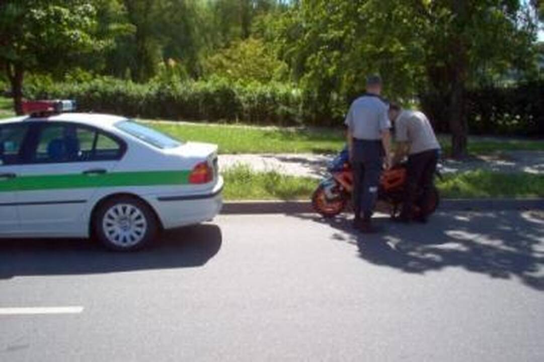 Dėmesys: reido metu pareigūnai ypatingą dėmesį skyrė dviratininkų ir motociklininkų kontrolei.