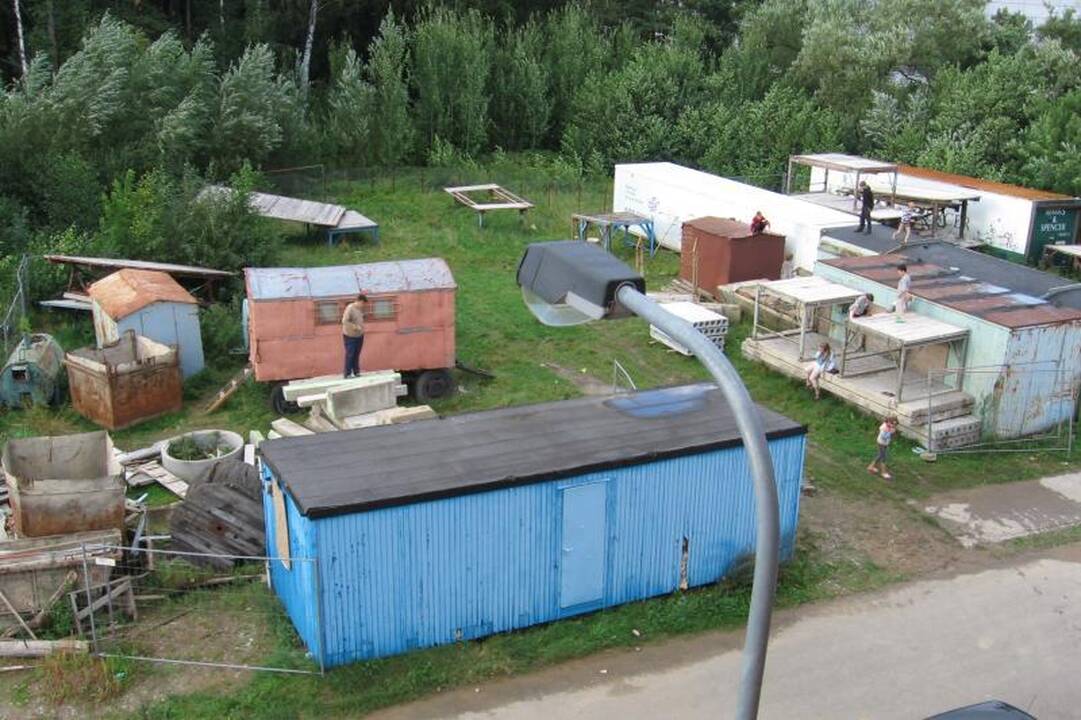 Už lango – pavojingos vaikų atrakcijos   