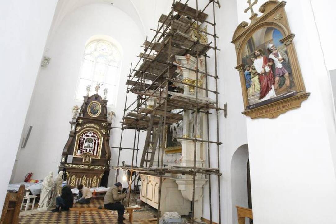 Auksiniai sparnai puoš Kretingos bažnyčios altorių