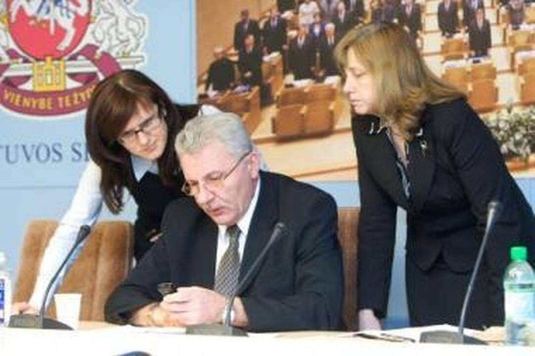 Seimo lakštingalos nebegaus honorarų