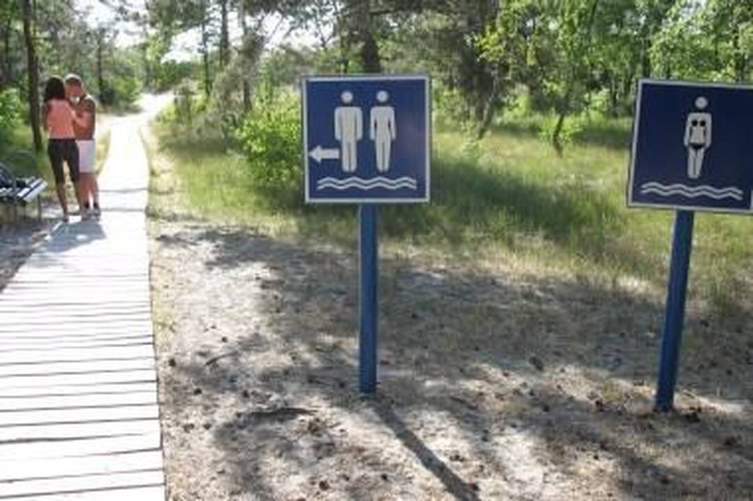 Poreikiai: Nidos paplūdimyje specialūs ženklai nurodo maršrutą iki nudistų pliažo.