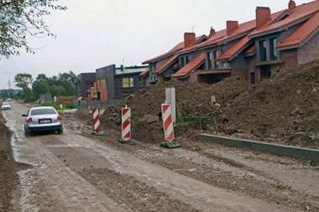 Nepatogumai: kelią rausę darbininkai privataus namo kieme paliko krūvas žemių.