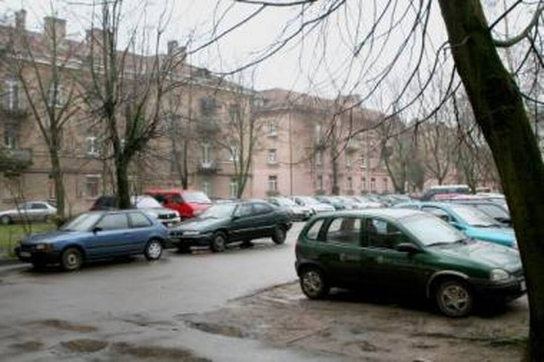 Problema: S.Šimkaus gatvės 12 namo gyventojai piktinasi, jog dienos metu neturi kur statyti savo automobilių, nes vietą užima vairuotojai, nenorintys mokėti už stovėjimą.