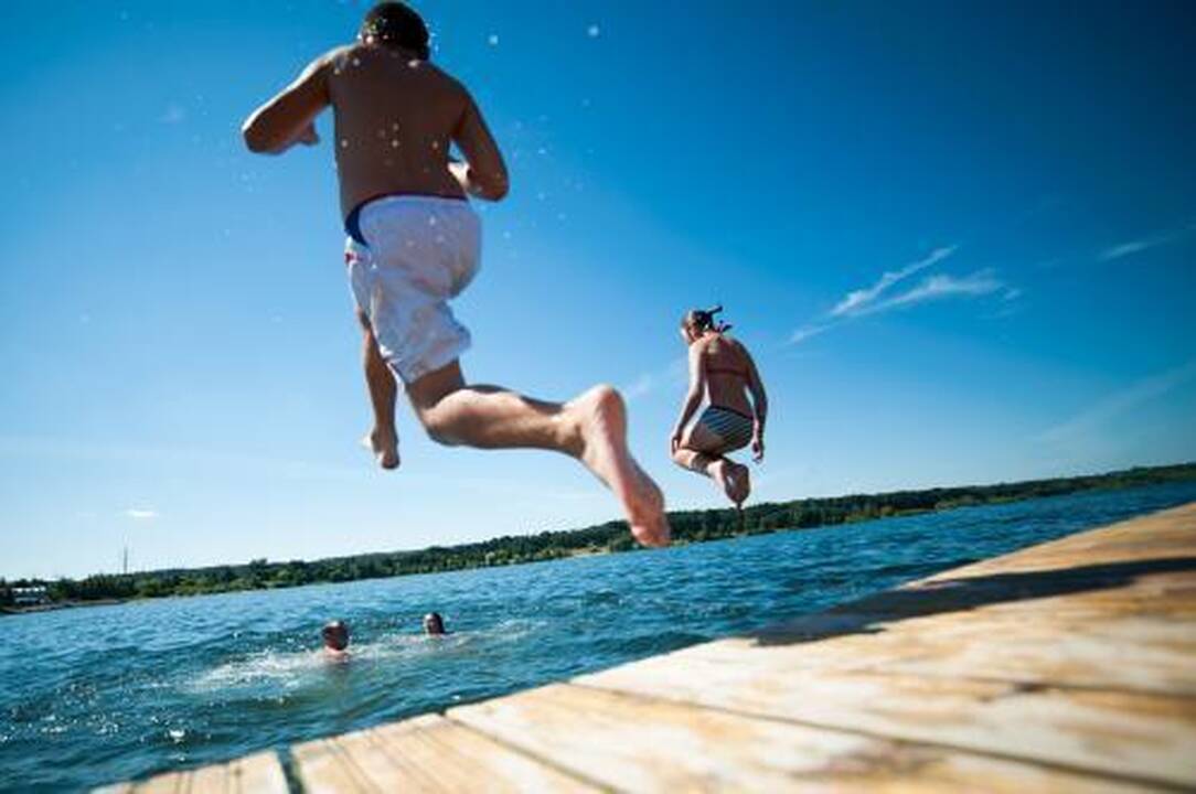 Luošinantys šuoliai į                  vandenį
