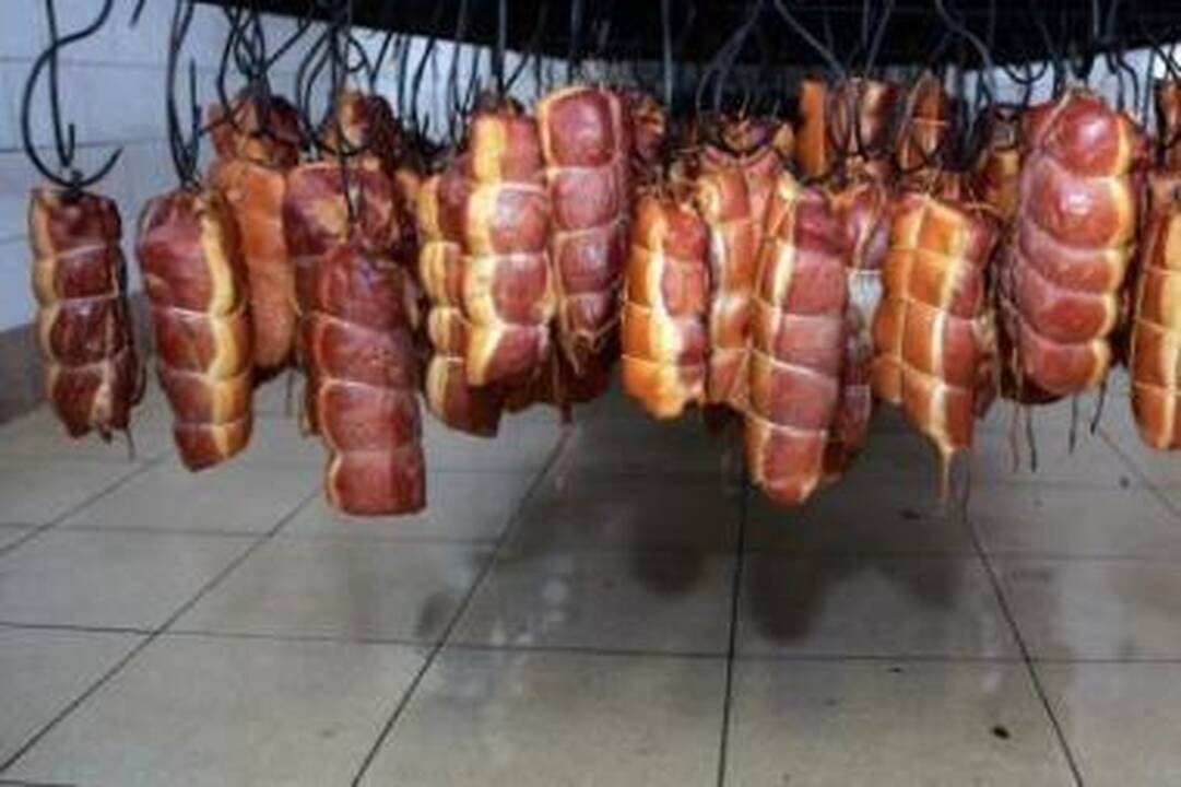 Populiarėja: daugėja žmonių, grįžtančių prie senųjų tradicijų – įvairius mėsos gaminius išsirūkyti patiems. Tokie gaminiai ne tik skanesni ir sveikesni, bet ir atsieina gerokai...