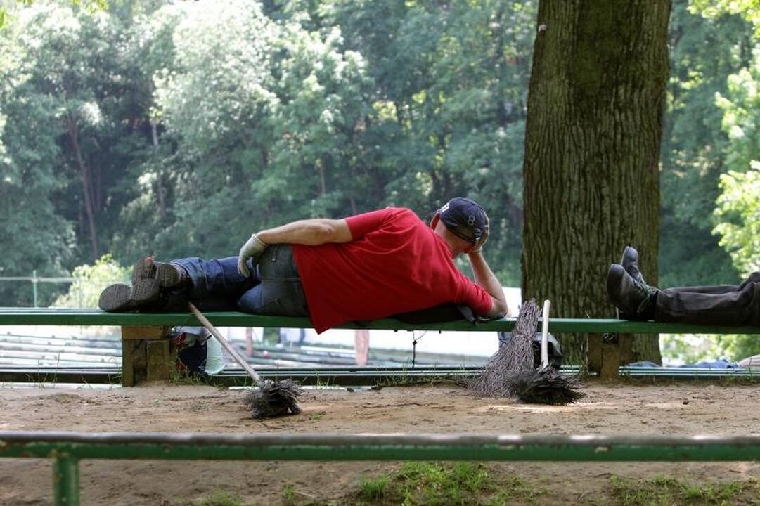 Už baudas      nugaros neskuba lenkti   