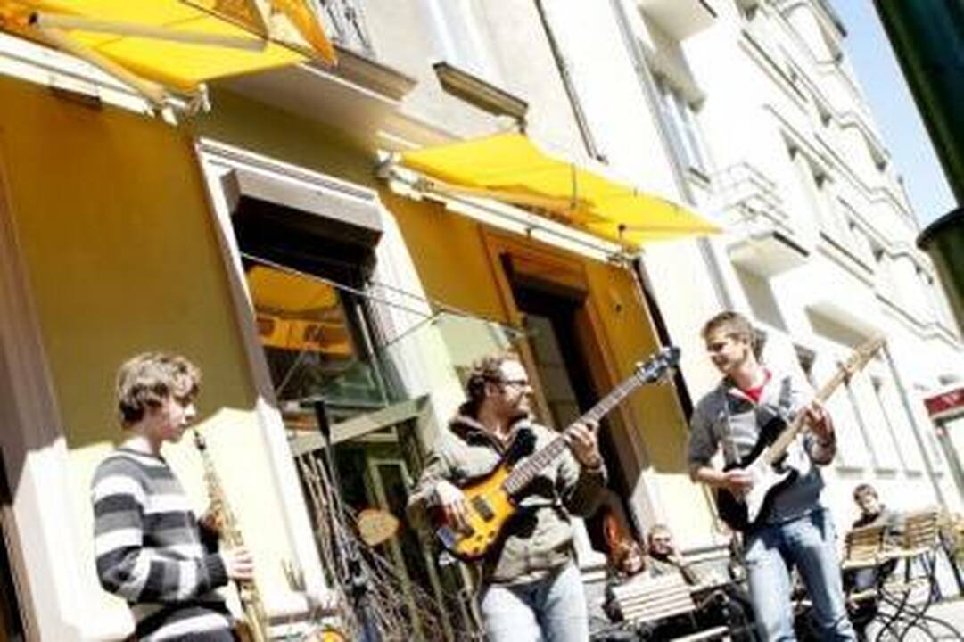 Muzikaliai: visos linksmybės „Spaudos klube“ nesutilpo – šurmulio būta ir gatvėje.