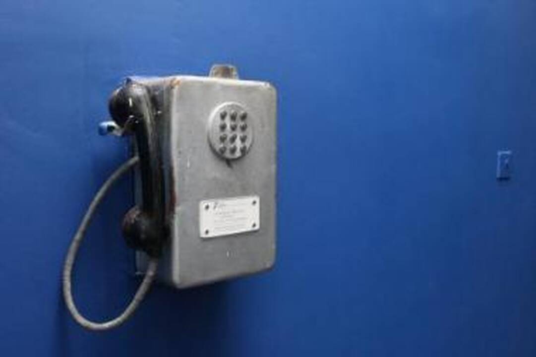 Relikvija: ne taip seniai naudotas monetinis telefonas-automatas patalpų nuomininkams irgi kelia nostalgiją.