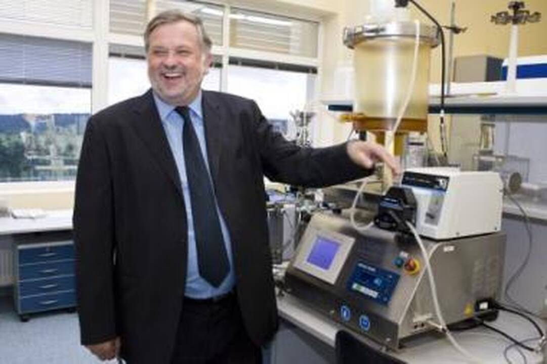 Patirtis: sudėtingus biotechnologinės farmacijos įmonės laboratorijos prietaisus prof. V.A.Bumelis pažįsta kaip savo penkis pirštus.