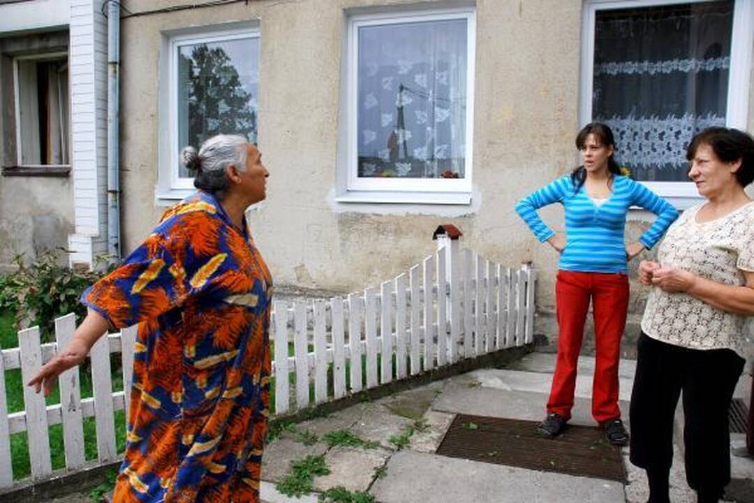 Įtūžis: I.Brižinskienei (kairėje) su J.Juzik ir L.Karpiene kaimyniškai išspręsti problemų nesiseka.