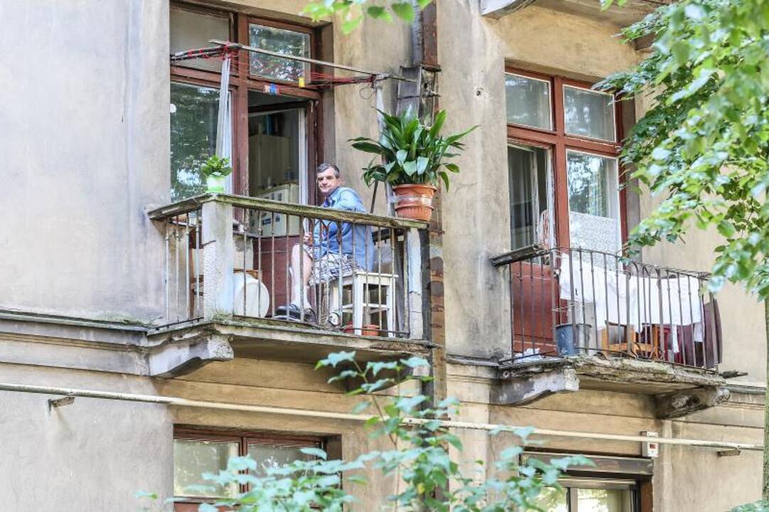 Griūvančių balkonų grėsmės gyventojai nepaiso