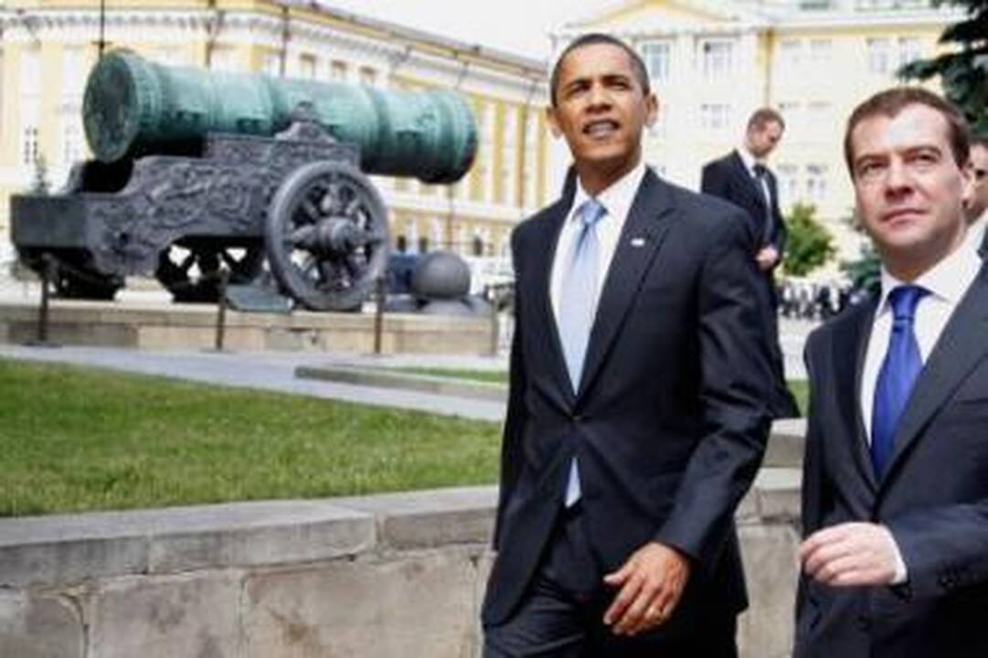Politika: naujajam Baltųjų rūmų šeimininkui B.Obamai (kairėje) draugystė su Rusijos vadovu D.Medvedevu svarbesnė nei Vidurio ir Rytų Europa.