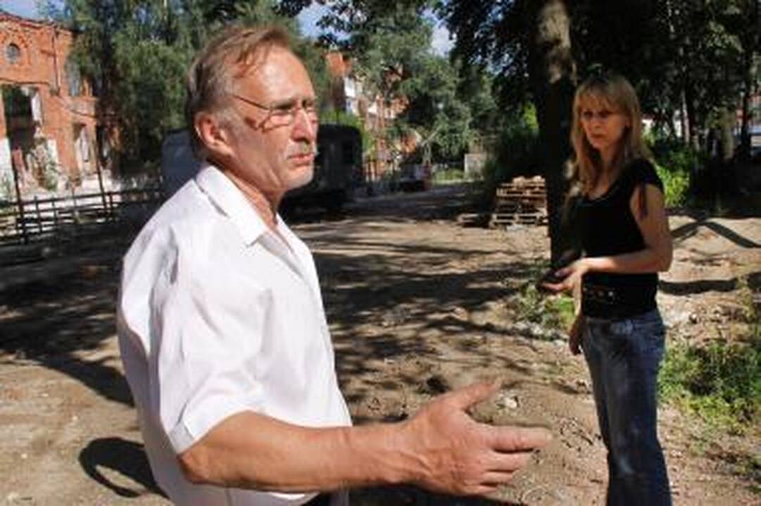 Nežinojo: Zobovų šeimą, atrodo, pribloškė radinys Ksenos būdoje.