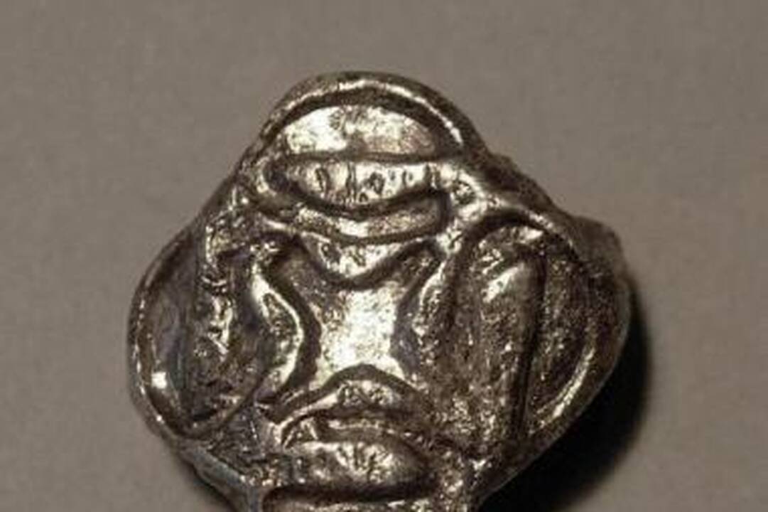 Juvelyrika: gausybė XIII–XIV a. radinių Lietuvoje puošti svastikomis.