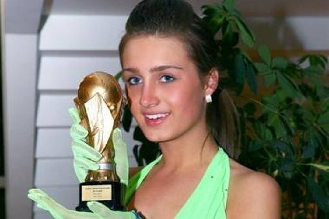 A.Baranauskaitė valsą šoka ir viena