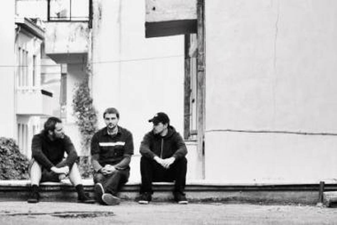 Laisvi: roko muzikantai "Mountainside" – (iš kairės) K.Klimaitis, Š.Bulota ir R.Bulota – įsitikinę, kad gyvendami ne iš muzikos išsaugo kūrybinę laisvę.