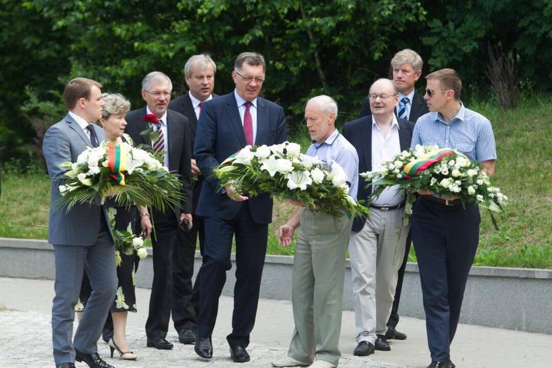 Vilniaus kapinėse pagerbtas A. M. Brazausko atminimas
