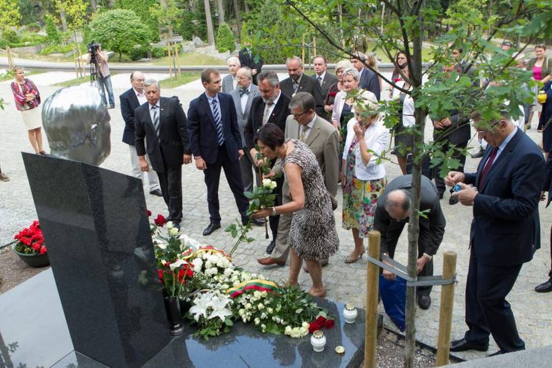 Vilniaus kapinėse pagerbtas A. M. Brazausko atminimas
