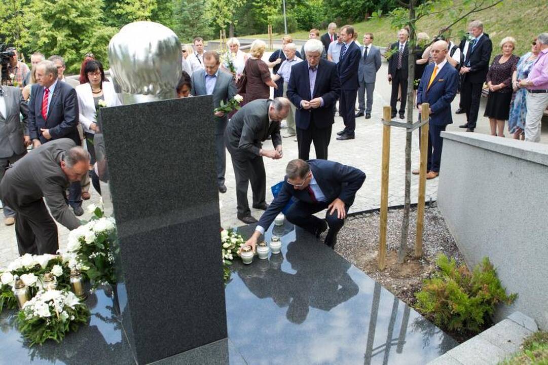 Vilniaus kapinėse pagerbtas A. M. Brazausko atminimas