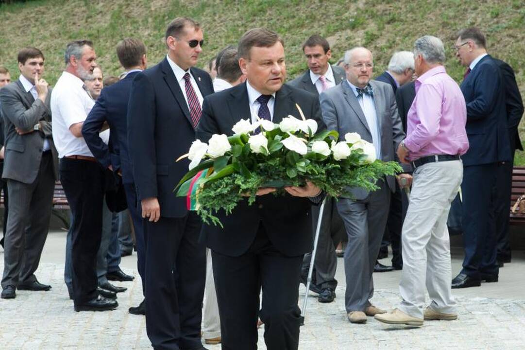 Vilniaus kapinėse pagerbtas A. M. Brazausko atminimas