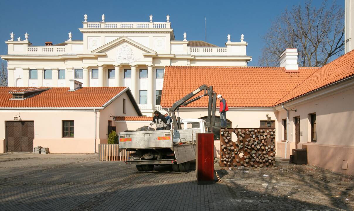 Miestą palieka skulptūros