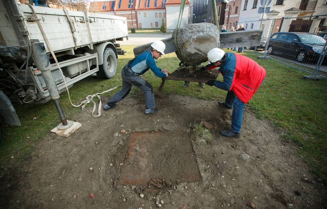 Miestą palieka skulptūros