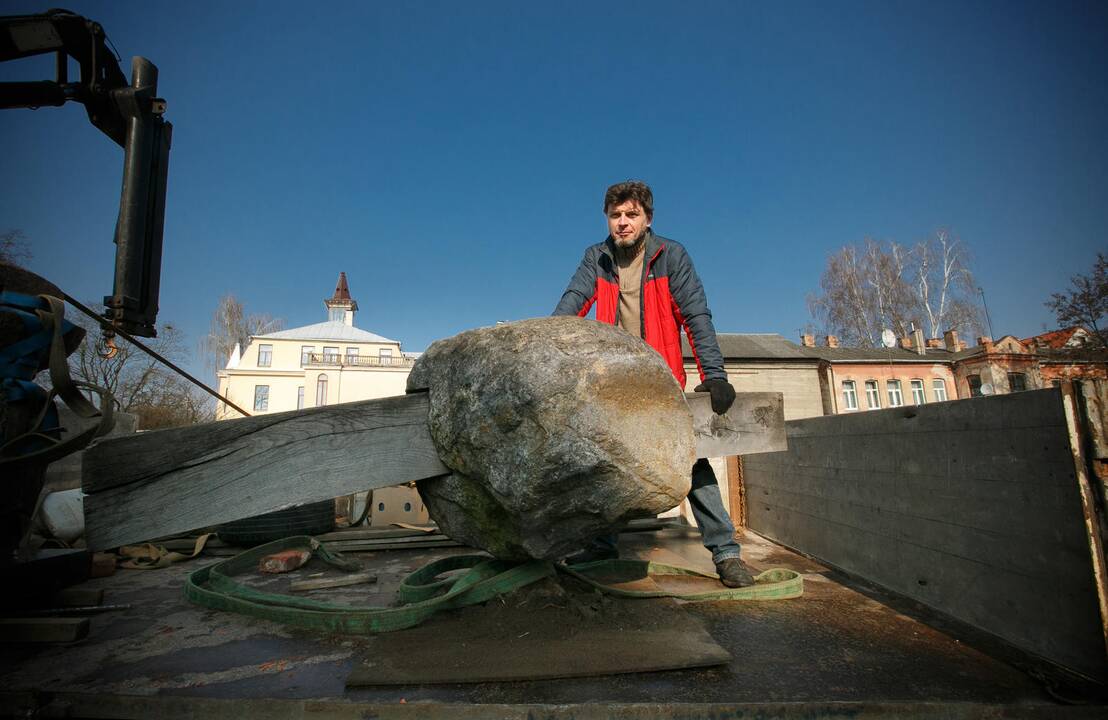 Miestą palieka skulptūros