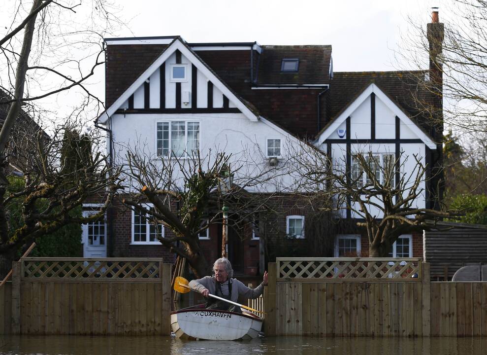 Temzė užliejo miestelius aukščiau Londono.