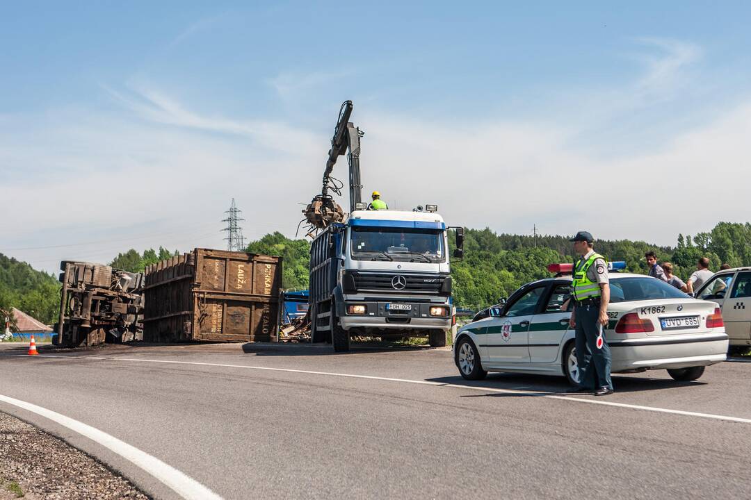 Raudondvario plente apvirto vilkikas