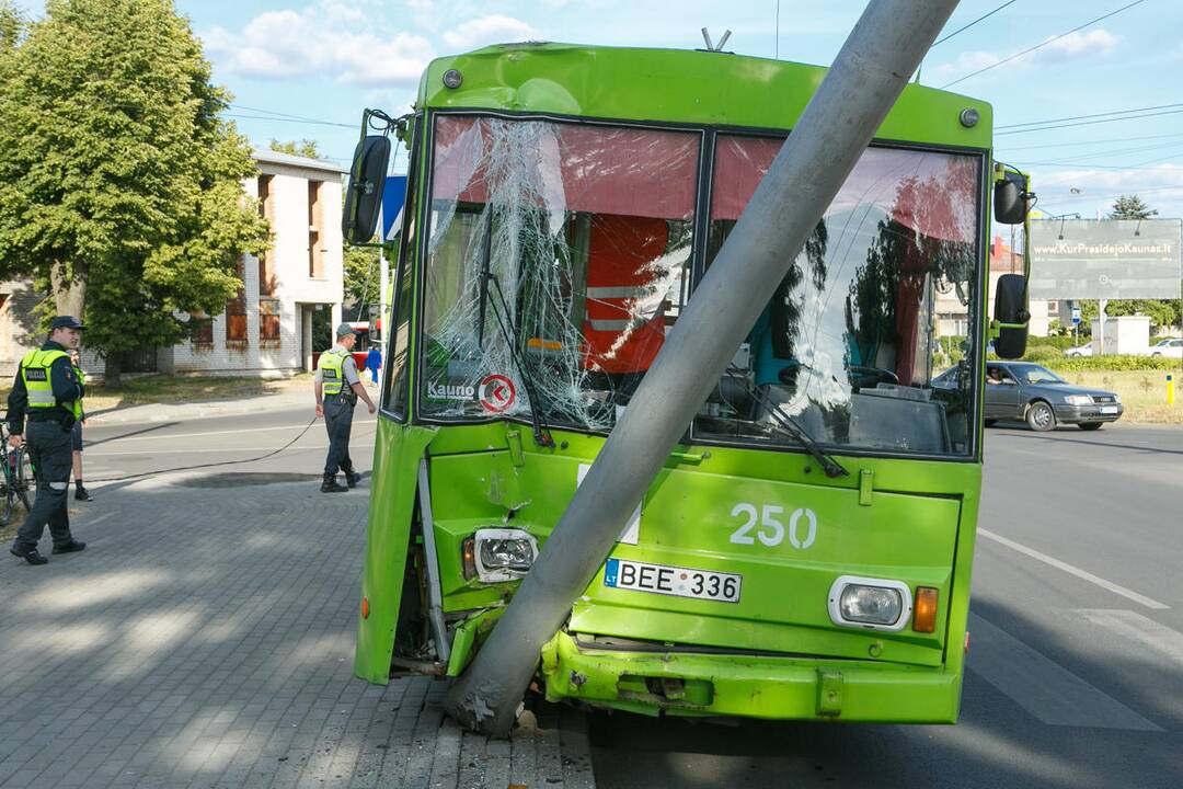 Troleibusas atsitrenkė į stulpą