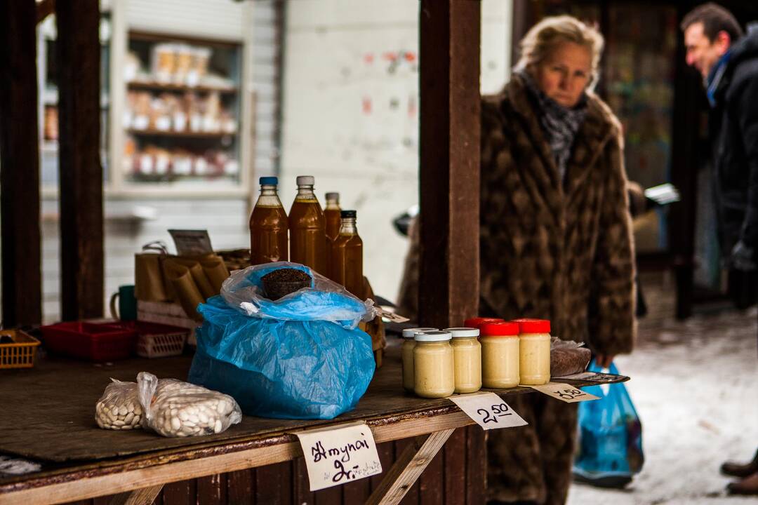 Žvarbus oras išretino turgaus prekiautojų gretas