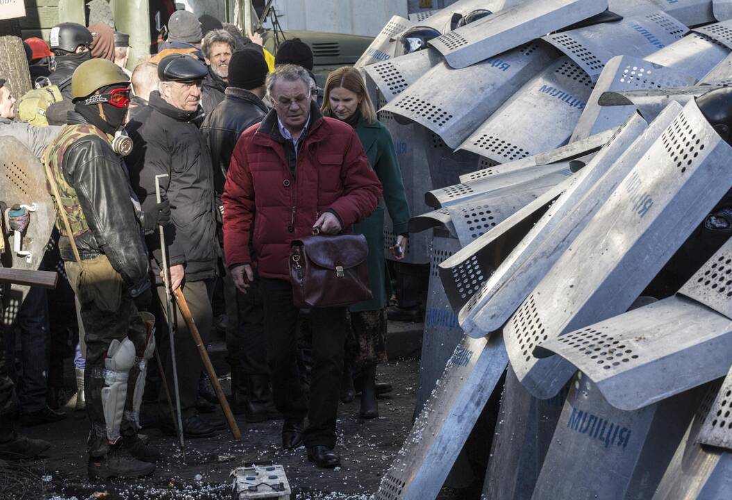 Demonstrantai išliejo savo pyktį ant V.Janukovyčiaus partijos, kai susirėmimai su milicijos pajėgomis įsiplieskė prie netoliese esančio parlamento pastato.